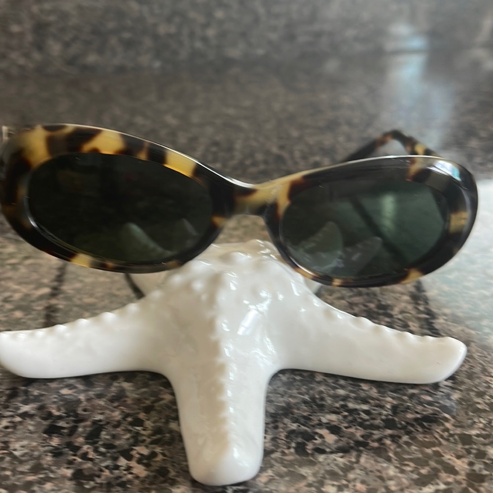 Oval tortoiseshell print frame, grey black lens color